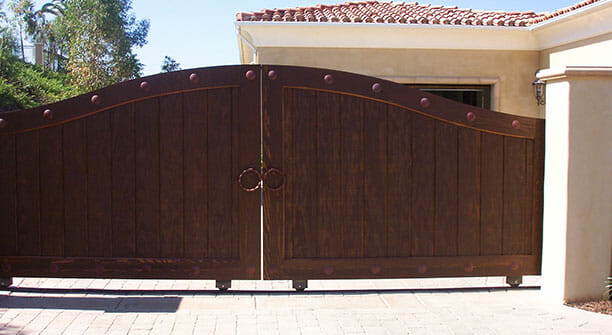 Wooden-drive-gate-to-home wooden drive gate to home